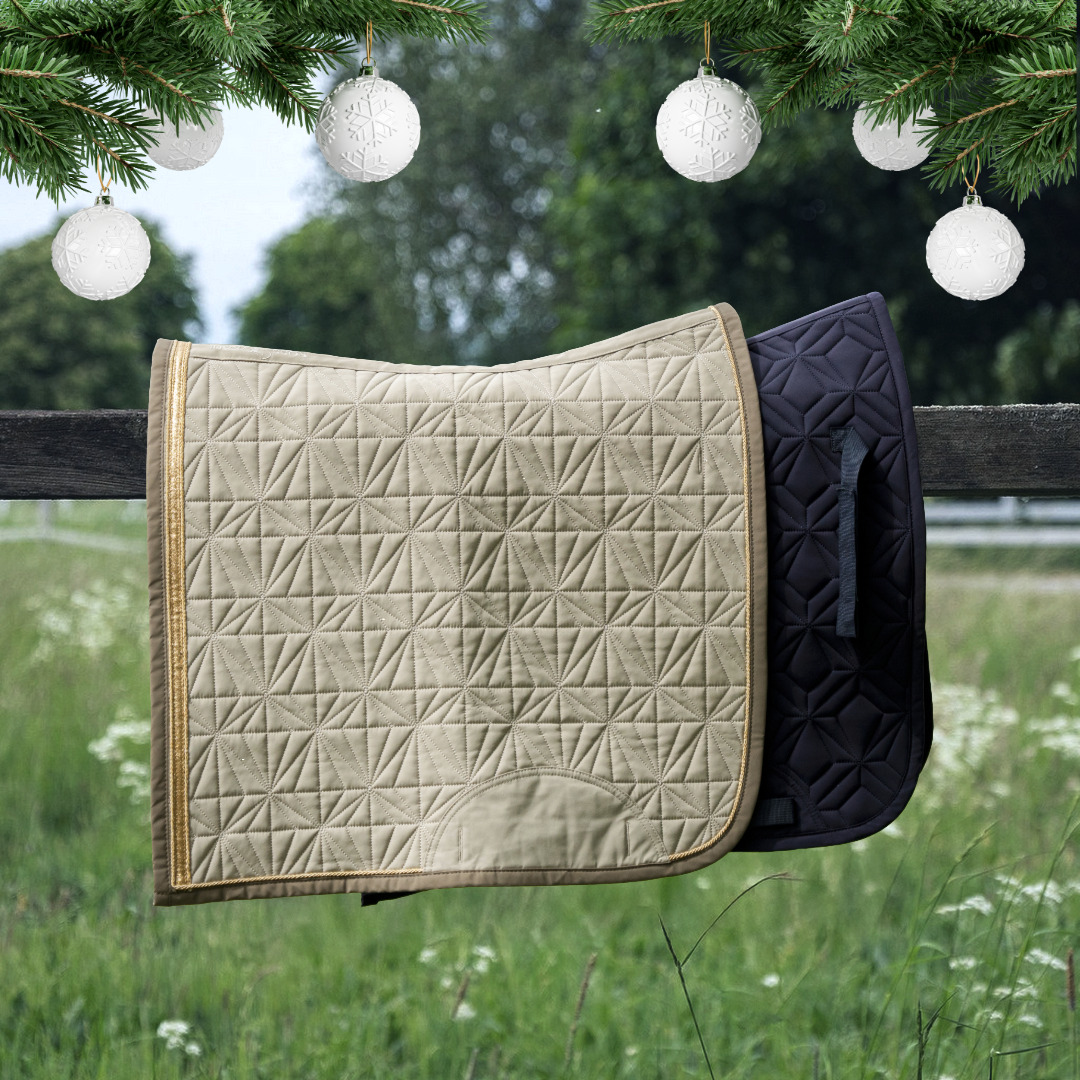 Blaue Dressur-Schabracke und Dressur Cover beige von ROSS KANI in Seitenansicht – passendes Set für jeden Ritt.