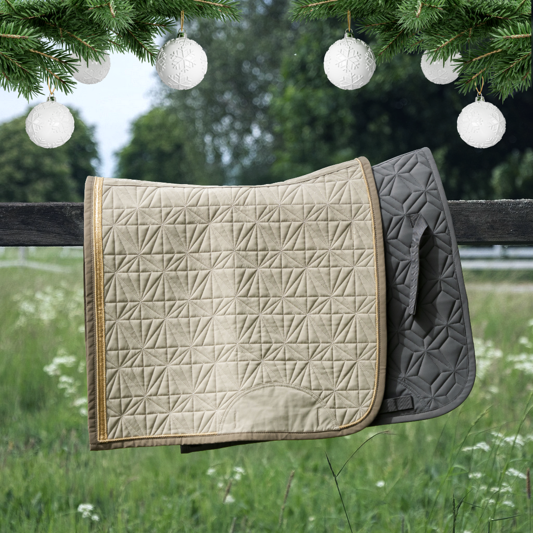 Graue Dressur-Schabracke und Dressur Cover beige von ROSS KANI in Seitenansicht – passendes Set für jeden Ritt.