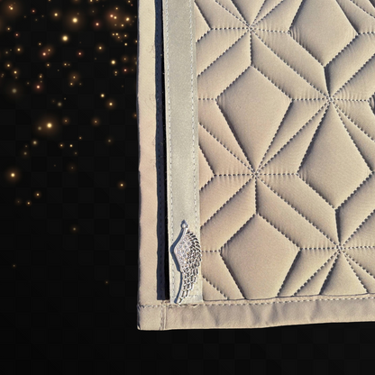 Detailansicht reflektierendes Klettband von ROSS KANI mit Engelflügel-Charm ist auf der grauen Schabracke befestigt