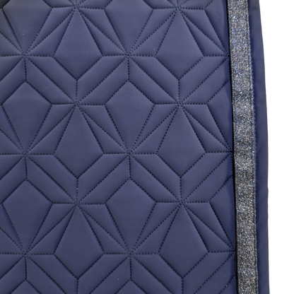 Detailansicht der navyfarbenen ROSS KANI Schabracke mit geometrischem Steppmuster und schwarzem Glitzerband – elegantes Design für stilbewusste Reiterinnen.