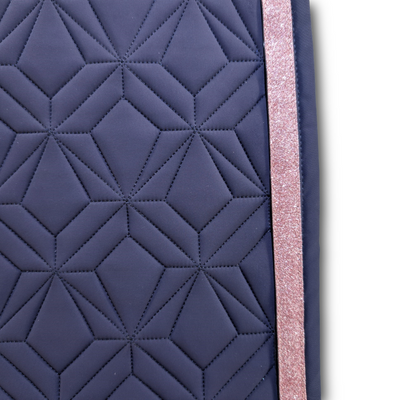 Detailansicht der blauen ROSS KANI Schabracke mit Diamant Steppmuster und rosa Glitzerband – elegantes Design für stilbewusste Reiterinnen.