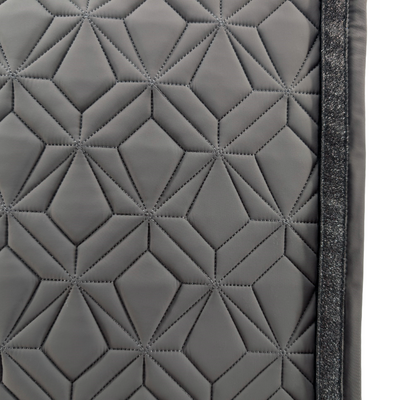 Detailansicht der graufarbenen ROSS KANI Schabracke mit Diamant Steppmuster und schwarzem Glitzerband.