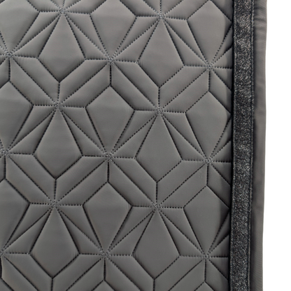 Detailansicht der graufarbenen ROSS KANI Schabracke mit geometrischem Steppmuster und schwarzem Glitzerband – elegantes Design für stilbewusste Reiterinnen.