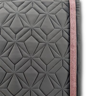Detailansicht der graufarbenen ROSS KANI Schabracke mit Diamant Steppmuster und rosa Glitzerband – elegantes Design für stilbewusste Reiterinnen.