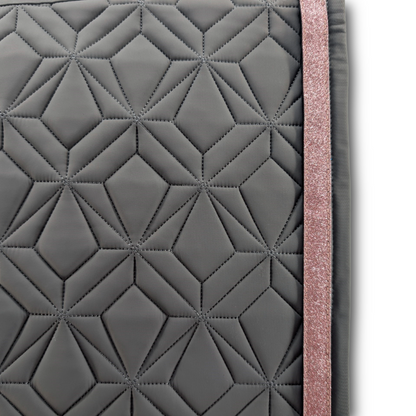 Detailansicht der graufarbenen ROSS KANI Schabracke mit geometrischem Steppmuster und rosa Glitzerband – elegantes Design für stilbewusste Reiterinnen.