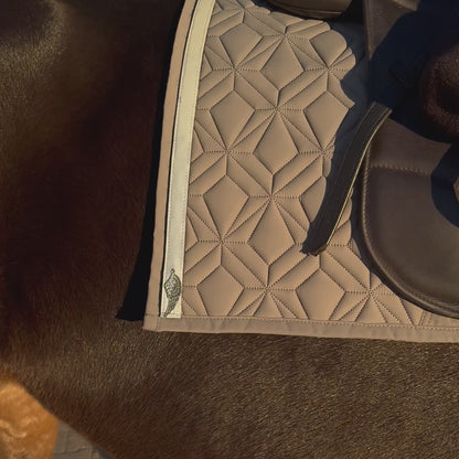 Video: Reflektierendes Klettband von ROSS KANI mit Engelflügel-Charm ist auf der grauen Schabracke befestigt – einfache Handhabung.