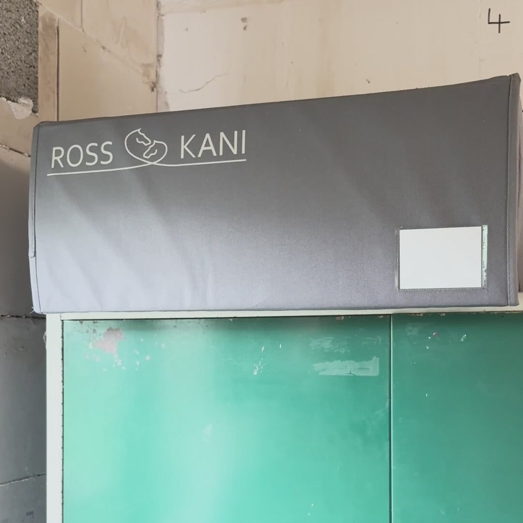 Video: Aufbewahrungsbox von ROSS KANI auf einem Bundeswehrschrank; Reiterin in Turnierkleidung öffnet die Box, verstaut ein weißes Dressur-Cover in einem Einlegefach und verschließt sie anschließend mit Klettverschluss.