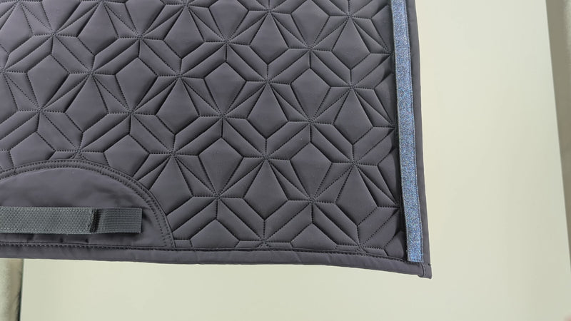 Video: Rosanes Klettband von ROSS KANI wird auf der blauen Schabracke befestigt – einfache Handhabung.