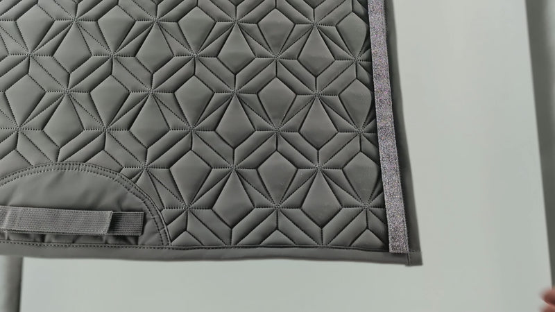 Video: Schwarzes Glitzerklettband von ROSS KANI wird auf der grauen Schabracke befestigt – einfache Handhabung.