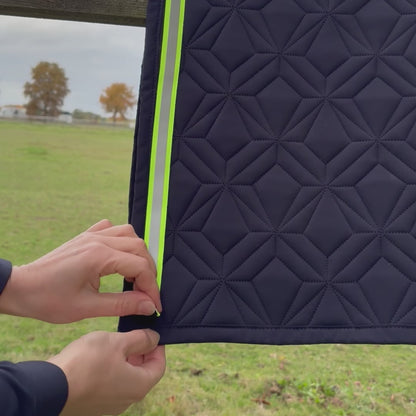 Video: Reflektierendes Neonklettband von ROSS KANI wird auf der blauen Schabracke befestigt – einfache Handhabung.