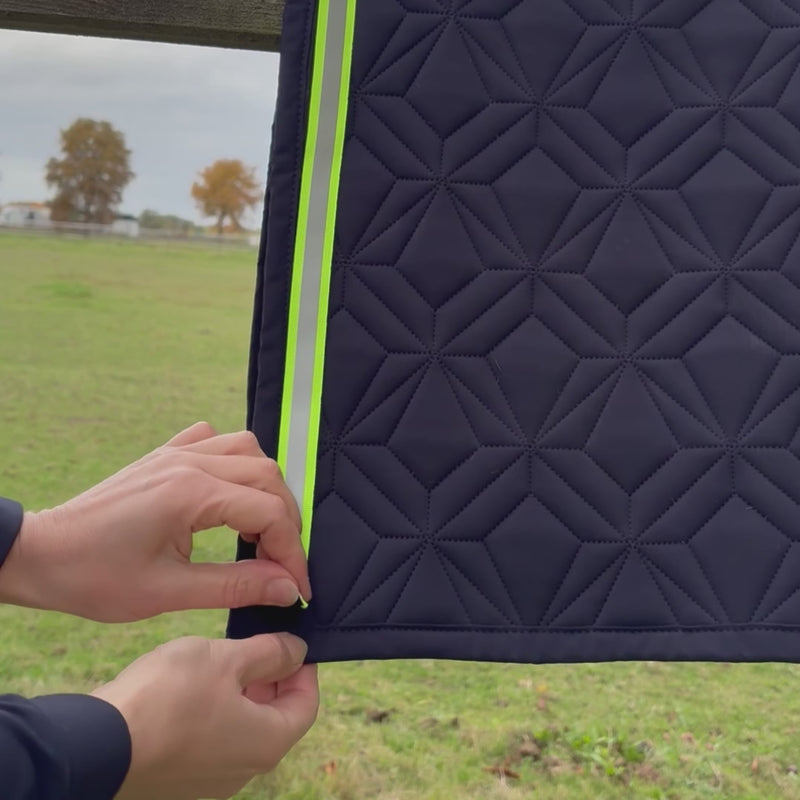 Video: Reflektierendes Neonklettband von ROSS KANI wird auf der blauen Schabracke ab- und aufgeklettet.