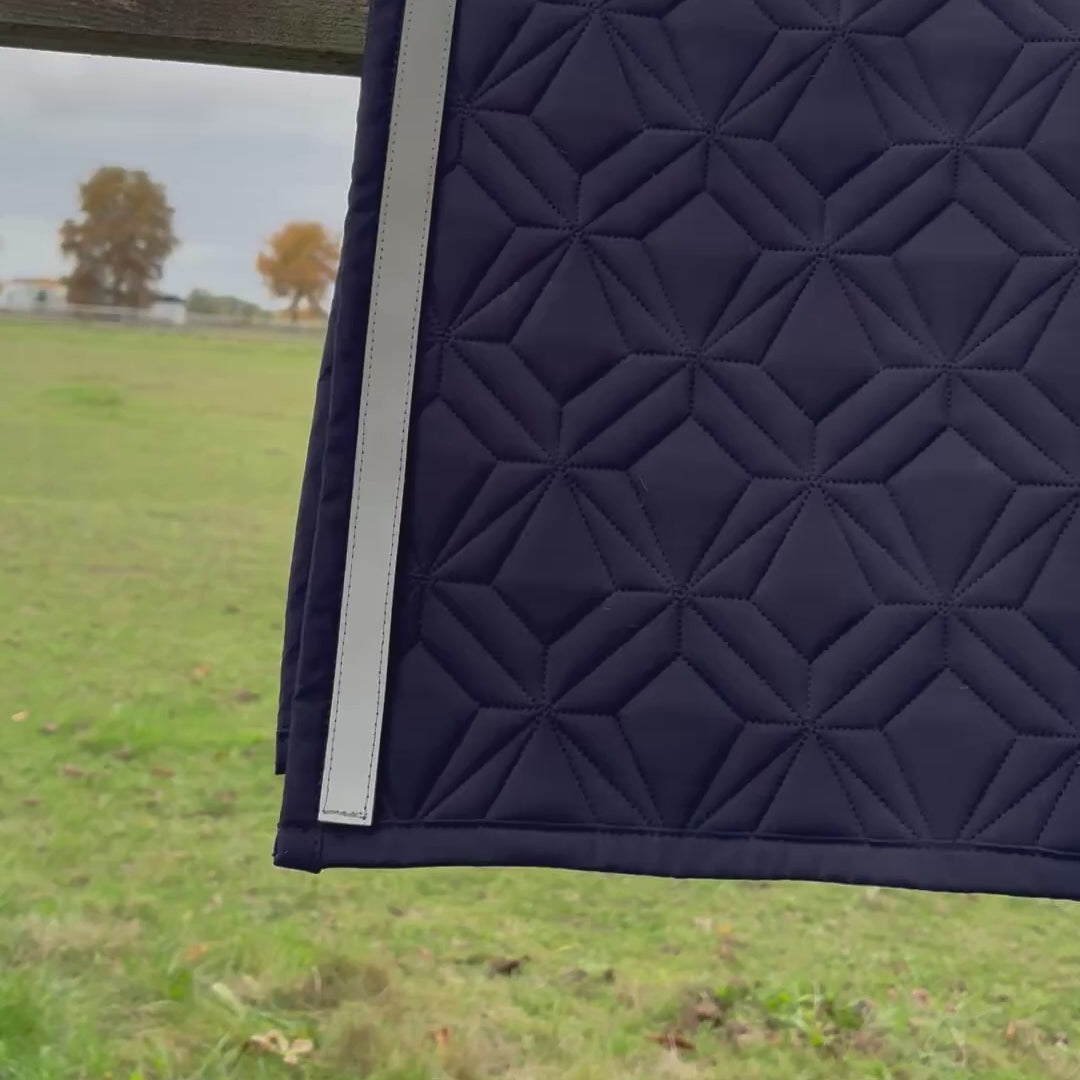 Video laden: Video: Das graue Reflektorband wird auf die blaue Hauptschabracke von ROSS KANI aufgeklettet. Im Hintergrund sieht man Wiese und Bäume.