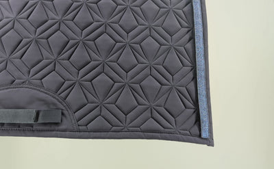 Video: Klettband der blauen Schabracke   von ROSS KANI wird befestigt – einfache Handhabung.